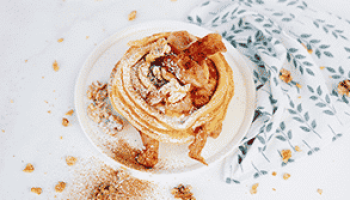 Fluffy pancakes with maple cream and crispy bacon